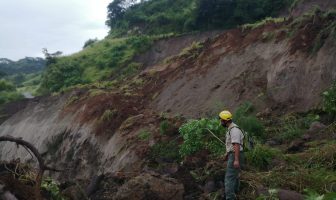 Noticias de Puerto Vallarta | NotiespacioPV | Enorme socavón en Tuxpan-Tonila se lleva un vehículo; hay un lesionado