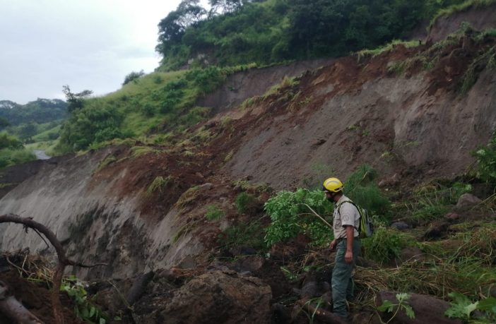 Noticias de Puerto Vallarta | NotiespacioPV | Enorme socavón en Tuxpan-Tonila se lleva un vehículo; hay un lesionado