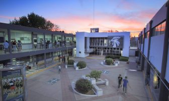 Noticias de Puerto Vallarta | NotiespacioPV | VIDEO: Profesor dice a sus alumnas deben aprender a cocinar para evitar agresiones