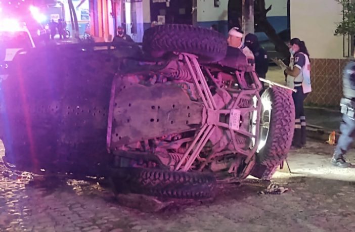 Noticias de Puerto Vallarta | NotiespacioPV | Roban una Razer y terminan volcados en el Libramiento