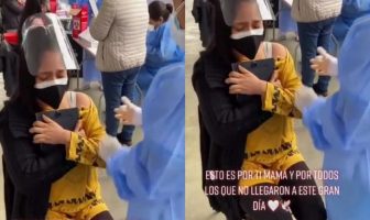 Noticias de Puerto Vallarta | NotiespacioPV | "Esto es por ti": Joven lleva la foto de su madre que falleció por COVID a su vacunación