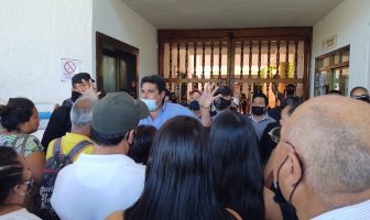Noticias de Puerto Vallarta | NotiespacioPV | Se manifiestan en la presidencia municipal; exigen se deje de engrosar la nómina municipal