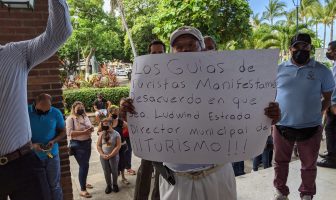 Noticias de Puerto Vallarta | NotiespacioPV | Protestan guías de turistas durante la toma de protesta del profe Michel