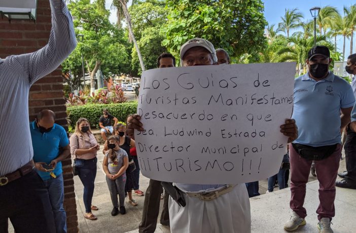 Noticias de Puerto Vallarta | NotiespacioPV | Protestan guías de turistas durante la toma de protesta del profe Michel