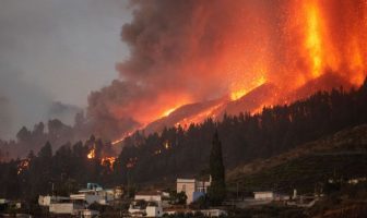 Noticias de Puerto Vallarta | NotiespacioPV | VIDEO. Lava destruye 180 casas en La Palma, España. Van 6 mil evacuados