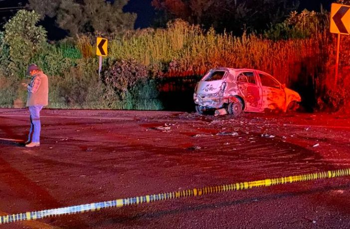 Noticias de Puerto Vallarta | NotiespacioPV | En El Salto bomberos encuentran dos cuerpos en carro incendiado