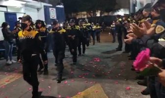 Noticias de Puerto Vallarta | NotiespacioPV | VIDEO: reciben con aplausos a las mujeres policías tras marcha a favor del aborto