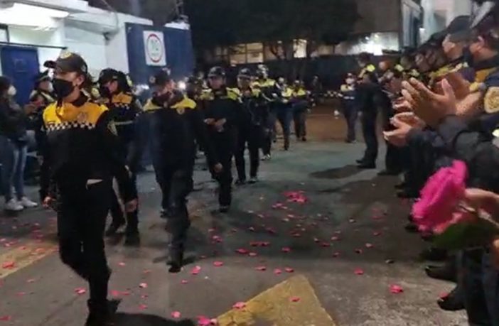 Noticias de Puerto Vallarta | NotiespacioPV | VIDEO: reciben con aplausos a las mujeres policías tras marcha a favor del aborto
