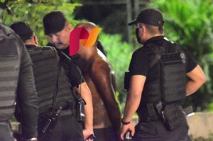 Noticias de Puerto Vallarta | NotiespacioPV | A punta de pistola detienen a presunto ladrón de vehículos