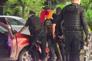 Noticias de Puerto Vallarta | NotiespacioPV | A punta de pistola detienen a presunto ladrón de vehículos