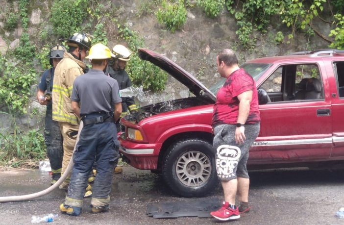 Noticias de Puerto Vallarta | NotiespacioPV | Se incendia vehículo en libramiento a la salida del túnel grande