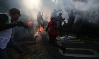 Noticias de Puerto Vallarta | NotiespacioPV | VIDEOS: Lanzan bombas molotov durante la marcha del 2 de octubre