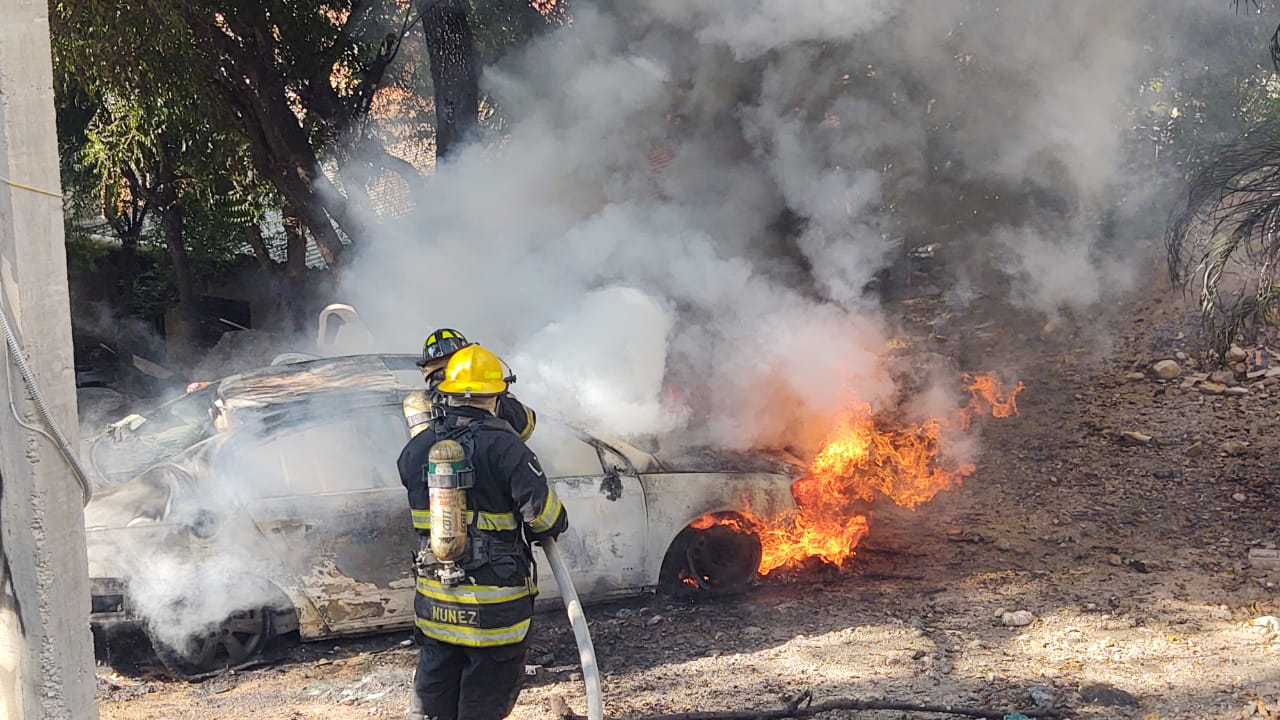Perdida total: se incendia un vehículo en Bobadilla Noticias de Puerto Vallarta | NotiespacioPV | Perdida total: se incendia un vehículo en Bobadilla