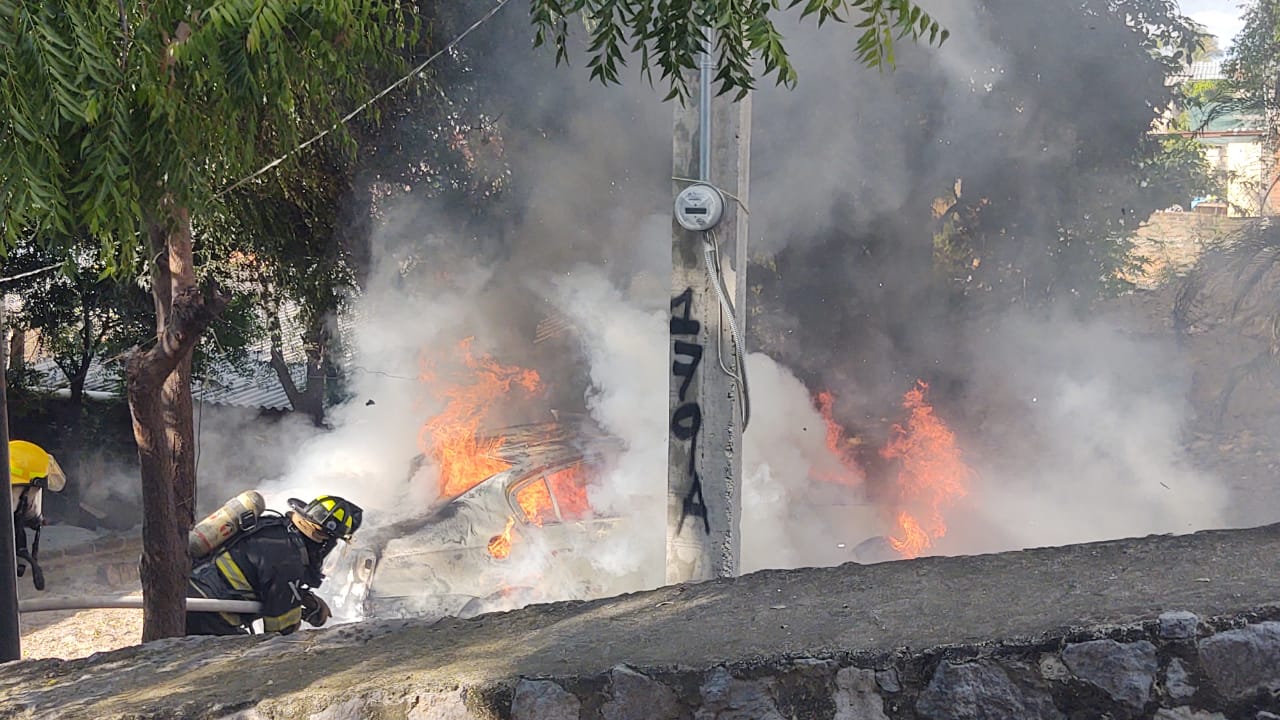 Perdida total: se incendia un vehículo en Bobadilla Noticias de Puerto Vallarta | NotiespacioPV | Perdida total: se incendia un vehículo en Bobadilla