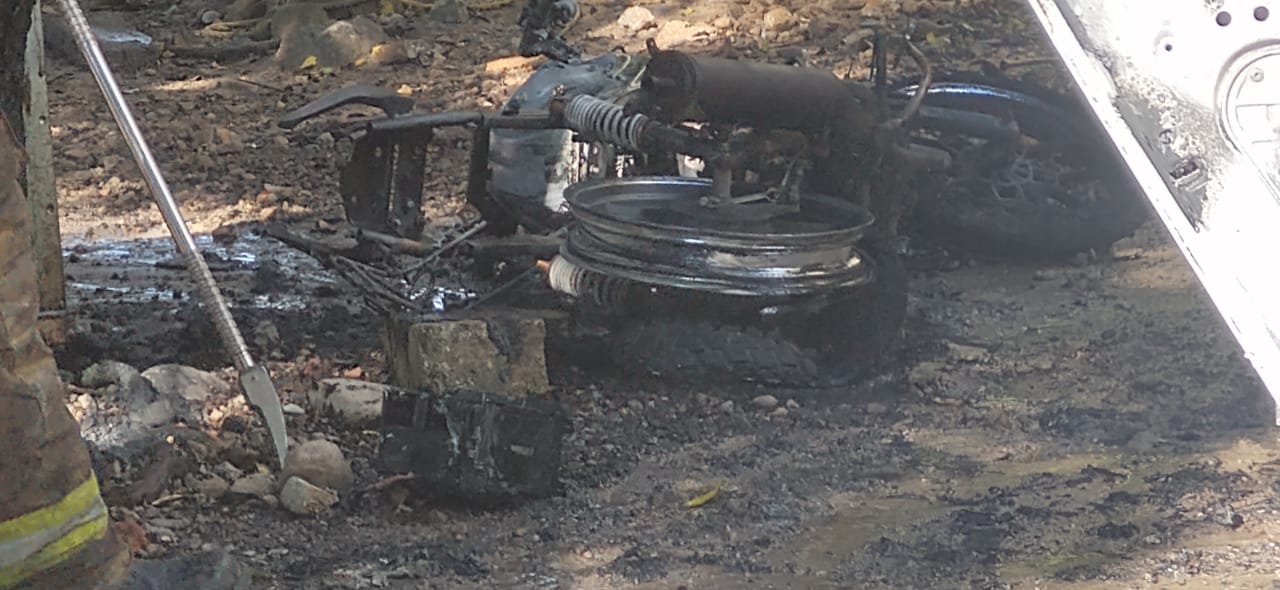Perdida total: se incendia un vehículo en Bobadilla Noticias de Puerto Vallarta | NotiespacioPV | Perdida total: se incendia un vehículo en Bobadilla