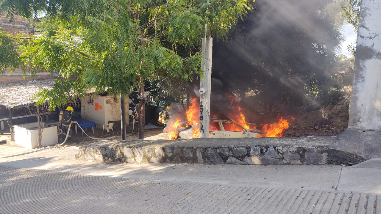 Perdida total: se incendia un vehículo en Bobadilla Noticias de Puerto Vallarta | NotiespacioPV | Perdida total: se incendia un vehículo en Bobadilla
