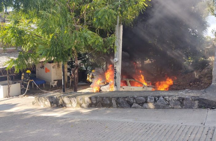 Noticias de Puerto Vallarta | NotiespacioPV | Perdida total: se incendia un vehículo en Bobadilla