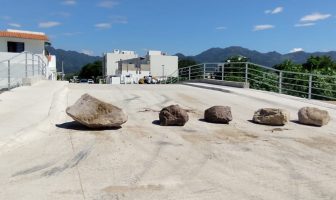 Noticias de Puerto Vallarta | NotiespacioPV | Con piedras, vecinos de Fluvial cierran puente recién inaugurado