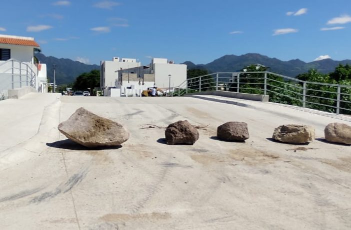 Noticias de Puerto Vallarta | NotiespacioPV | Con piedras, vecinos de Fluvial cierran puente recién inaugurado