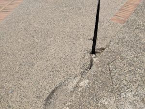 Noticias de Puerto Vallarta | NotiespacioPV | Sigue creciendo la grieta en el puente peatonal del Cuale