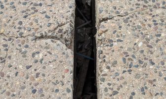 Sigue creciendo la grieta en el puente peatonal del Cuale