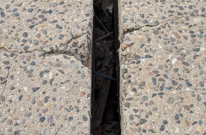 Sigue creciendo la grieta en el puente peatonal del Cuale