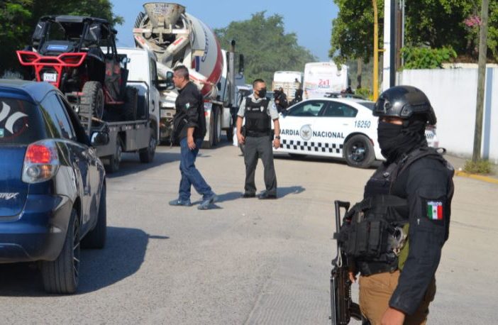 Noticias de Puerto Vallarta | NotiespacioPV | Caos vial por reten de agentes federales en Puerto Vallarta