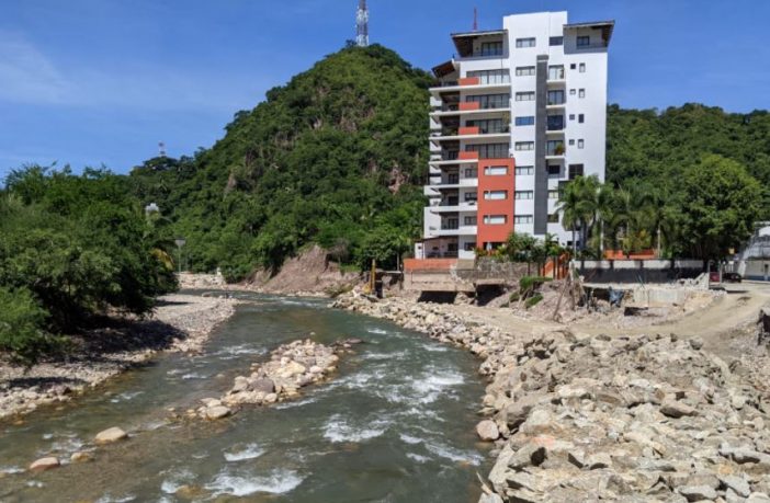 Le siguen quitando espacio al Río Cuale en El Caloso