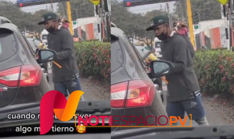 Noticias de Puerto Vallarta | NotiespacioPV | Joven se hace viral por cargar a su perrito en la espalda mientras trabaja de limpiaparabrisas