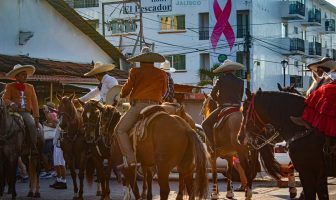 Noticias de Puerto Vallarta | NotiespacioPV | Detienen a 3 charros después del desfile por Día de Muertos