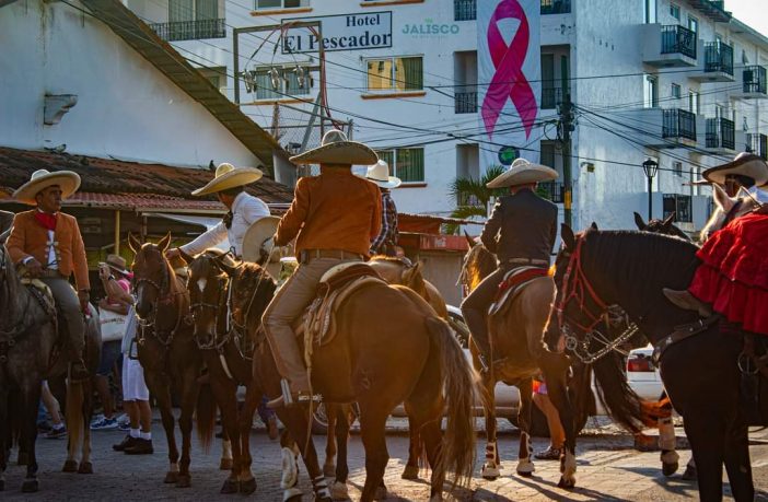 Noticias de Puerto Vallarta | NotiespacioPV | Detienen a 3 charros después del desfile por Día de Muertos