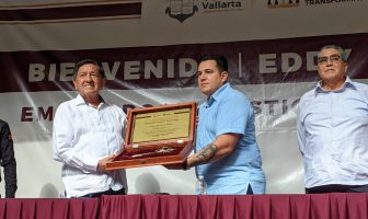 Noticias de Puerto Vallarta | NotiespacioPV | Recibe Eddy Reynoso las llaves de la ciudad de mano del profe Michel