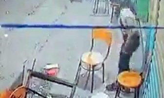 Noticias de Puerto Vallarta | NotiespacioPV | Con sillazo mujer se defiende tras agresión de su novio en la calle