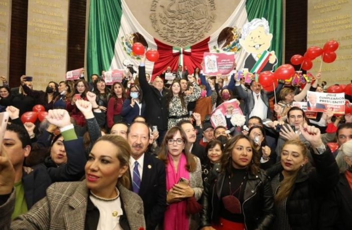 Noticias de Puerto Vallarta | NotiespacioPV | VIDEO: Diputados cantan "Las Mañanitas" a AMLO