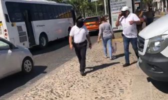Otra 'escenita' entre transportistas afecta a turistas canadienses en Vallarta