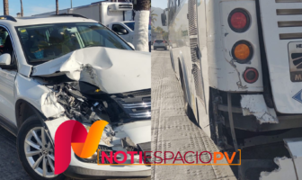 Noticias de Puerto Vallarta | NotiespacioPV | Conductor despistado impacta contra transporte público y se da a la fuga