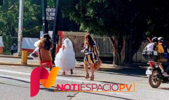 Noticias de Puerto Vallarta | NotiespacioPV | Novia cruza bloqueos de la ciudad de Oaxaca a pie para poder llegar al altar