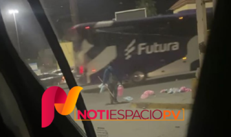 Noticias de Puerto Vallarta | NotiespacioPV | VIDEO: Vendedor de algodones de azúcar tira su producto por frustración tras no vender nada