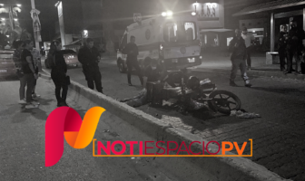 Noticias de Puerto Vallarta | NotiespacioPV | Motociclista resulta gravemente herido tras derrapar frente a plaza Caracol