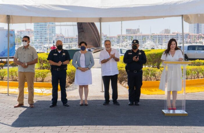Colonos de Marina Vallarta aportan dinero para uniformes de policías