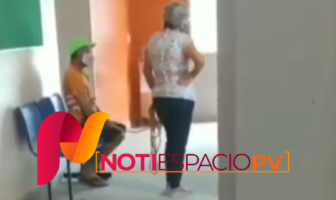 Notiespacio PV | VIRAL: Mujer lleva a su esposo amarrado para que le apliquen la vacuna contra Covid-19
