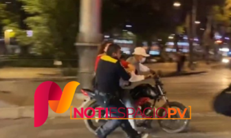 Noticias de Puerto Vallarta | NotiespacioPV | VIDEO: Detienen a motociclista sin casco por arrancones en la CDMX