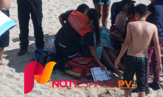 Noticias de Puerto Vallarta | NotiespacioPV | Joven es auxiliada tras ser arrastrada por una ola en Playa Los Muertos