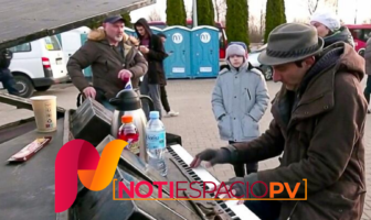Noticias de Puerto Vallarta | NotiespacioPV | Pianista recibe con "Imagine" a refugiados ucranianos en Polonia