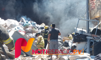 Notiespacio PV | Se registra incendio en chatarrera de Playa Grande