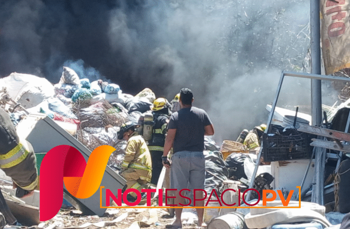 Notiespacio PV | Se registra incendio en chatarrera de Playa Grande
