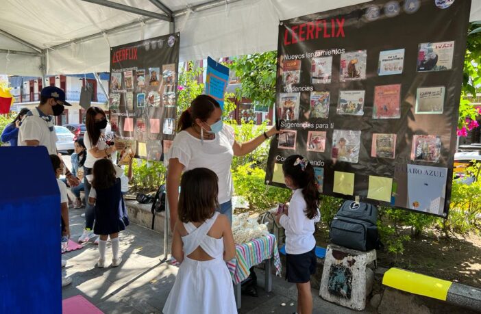 Notiespacio PV | Realizan un “Recreo Literario” en la Plaza de Armas