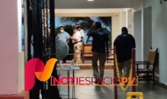 Notiespacio PV | Hombre en aparente estado de ebriedad cae desde segundo piso de hotel