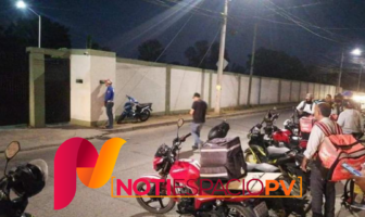 Noticias de Puerto Vallarta | NotiespacioPV | Soldados "secuestran" 45 pollos rostizados; repartidores se manifiestan afuera del cuartel