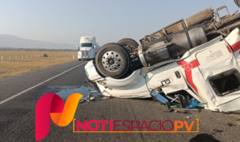 Noticias de Puerto Vallarta | NotiespacioPV | Tráiler quedó con las llantas arriba en Atoyac; hay dos lesionados